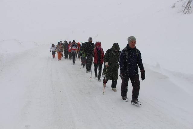 Kar ve tipi yürümelerine engel olamdı!  Kürtçe şarkılar söyleyerek yürümeye devam ettiler! - Sayfa 1