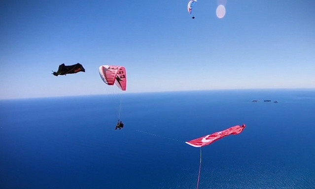 Yamaç paraşütçüleri gökyüzünde dev Türk bayrağı açtı - Sayfa 2