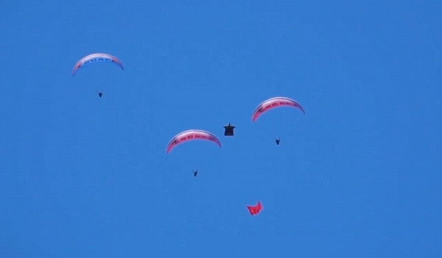 Yamaç paraşütçüleri gökyüzünde dev Türk bayrağı açtı - Sayfa 4