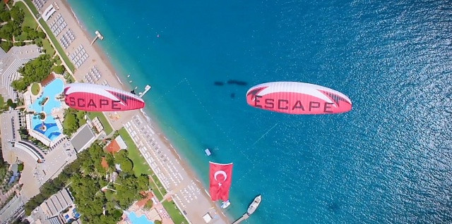 Yamaç paraşütçüleri gökyüzünde dev Türk bayrağı açtı - Sayfa 3