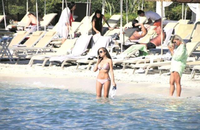 Türk malı dizisinin Selin Kuzu'su bikinili görüntüsüyle Yalıkavak'ı salladı - Sayfa 3