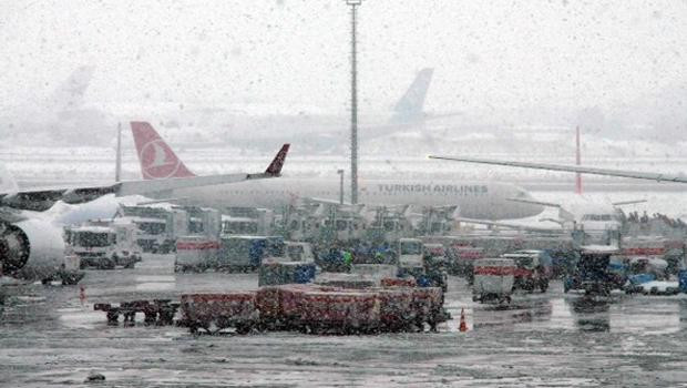 Kar nedeniyle bugün ve salı günü 369 uçak seferi iptal