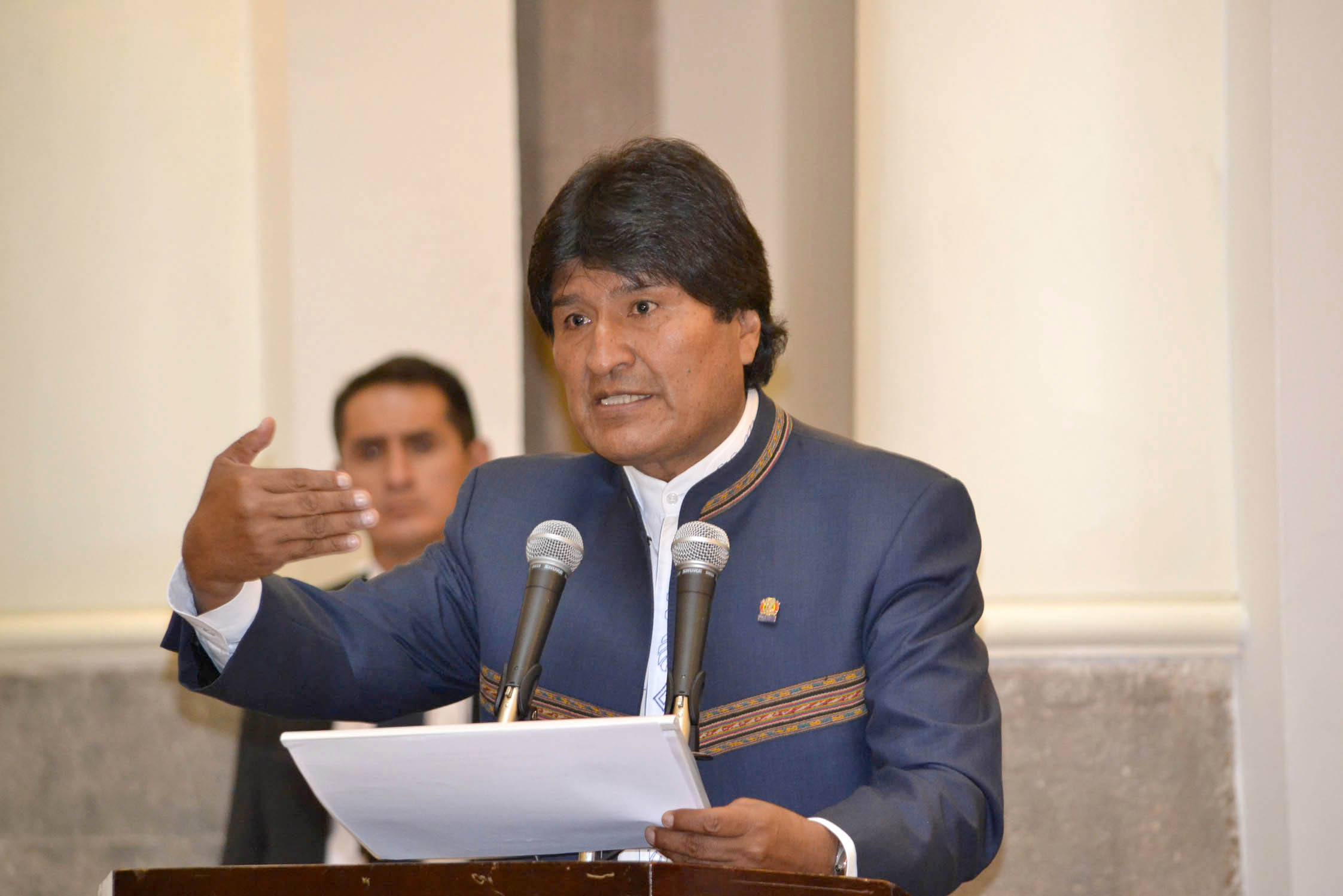 Yolsuzluklarla suçlanan Morales, başkanlık referandumunu kaybetti