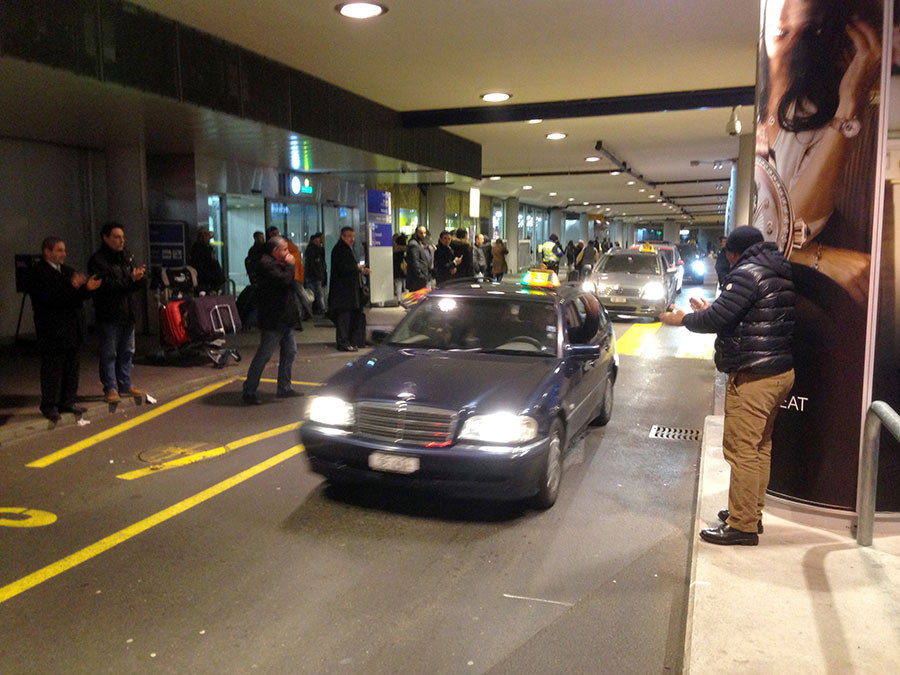 Cenevreli taksiciler havaalanında iş bırakma eylemi yaptı