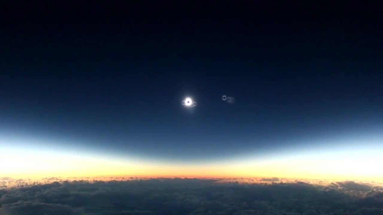 Güneş tutulması yolcu uçağından böyle görüntülendi