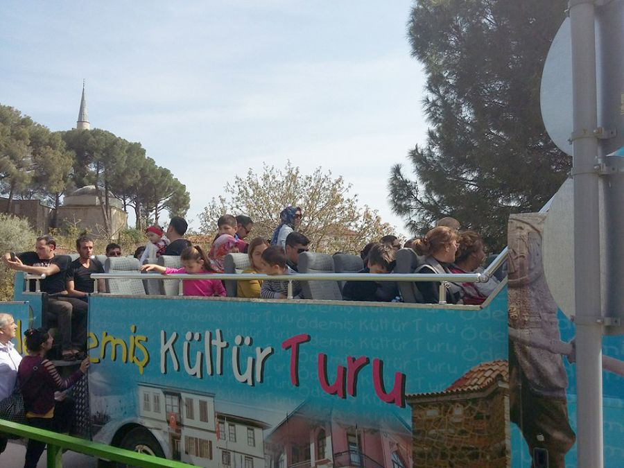 Yeşil Deniz'in çekimlerinin yapıldığı Birgi'ye gelenlere ücretsiz tur otobüsü