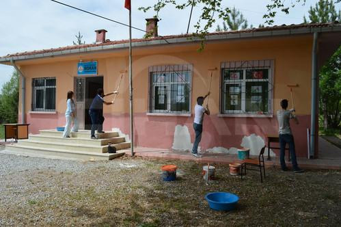 İnönü üniversitesi öğrencileri köy okulunu onardılar