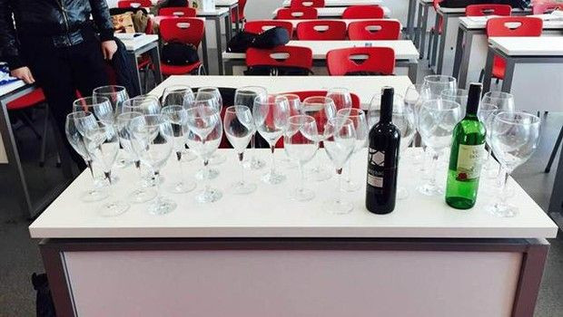 Üniversitede ’şarap tadım’ tartışması istifa getirdi