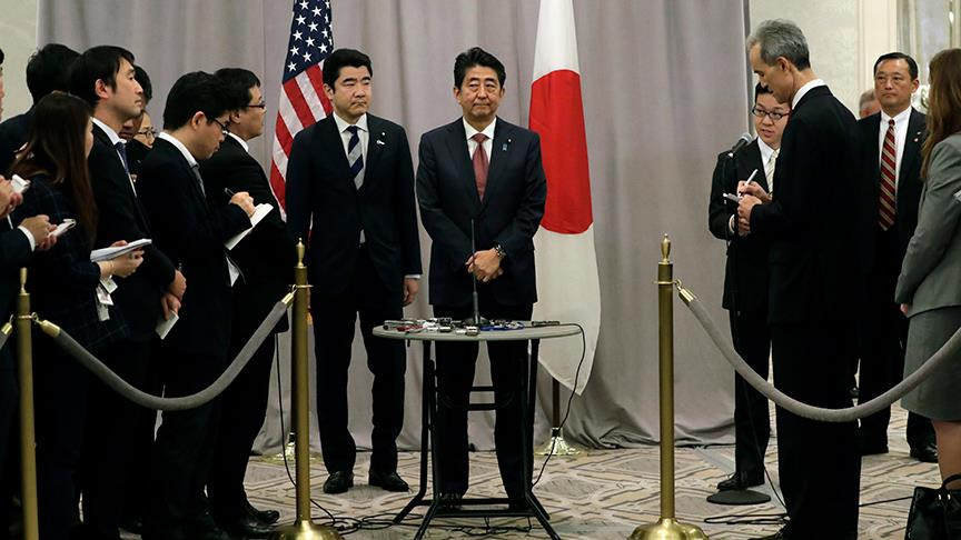 Japonya Başbakanı, Trump ile görüşen ilk yabancı lider oldu
