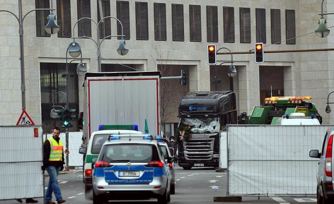 İtalya İçişleri Bakanı Minniti: Berlin saldırısı zanlısı İtalya'da öldürüldü