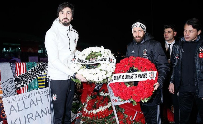Beşiktaşlı futbolcular Şehitler Tepesine çelenk bıraktı