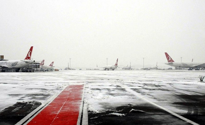 Kars ve Ağrı'da hava ulaşımına kar engeli