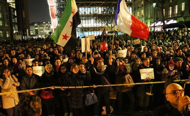 Paris'te Halep'e destek gösterisi