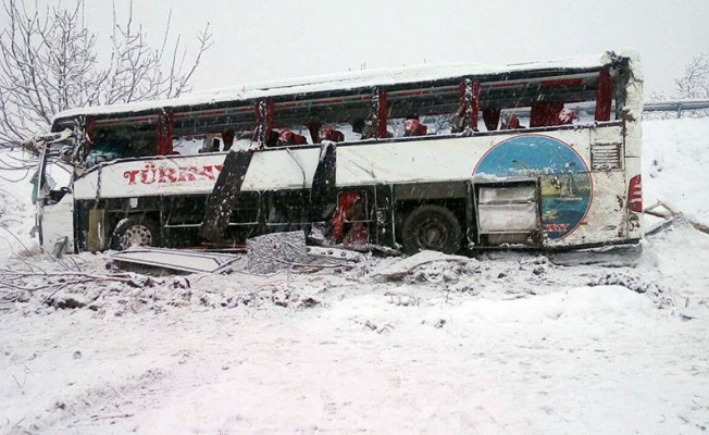 Yolcu otobüsü uçuruma yuvarlandı