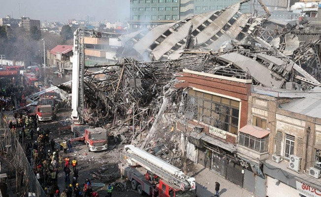 17 katlı iş yeri çöktü; Türk büyükelçiliği boşaltıldı