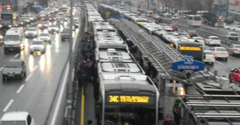Arızalanan metrobüs, trafiği felç etti