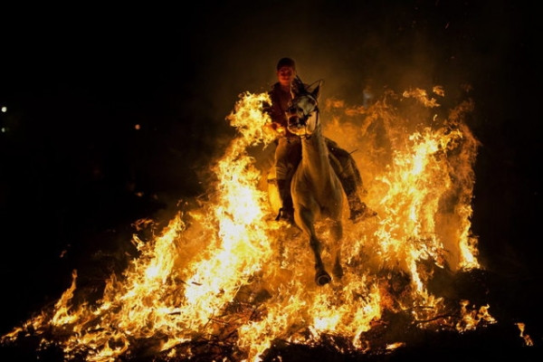 Atlar ateş üstünde "günahlarından arındı"