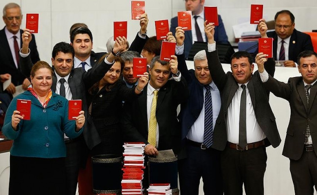 CHP'li vekillerden anayasa kitapçığı ile oylama