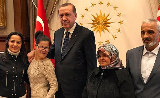 Cumhurbaşkanı Erdoğan'ın portresini çizen Gülşah Külliye'de video izle