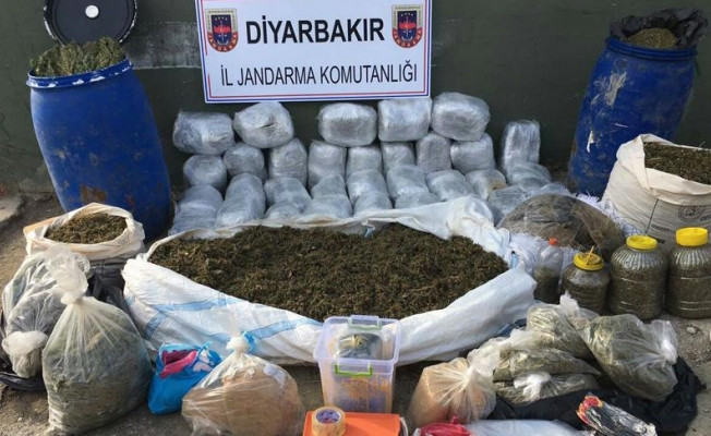 Diyarbakır Jandarma ekipleri tarafından narkoterör operasyonu yapıldı