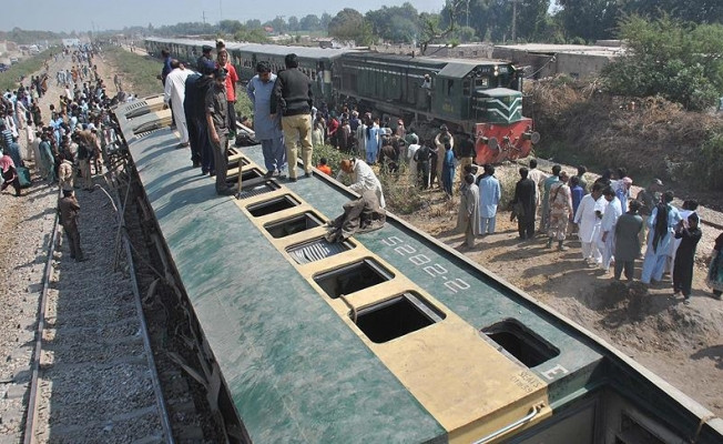 Hindistan'da tren kazası: 36 ölü
