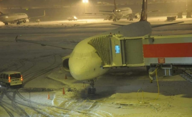 Kar nedeniyle uçuşlar iptal oldu, yolcular mahsur kaldı
