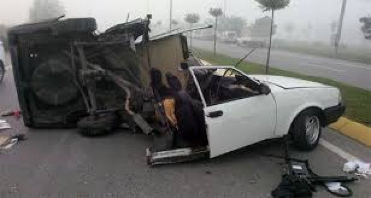 Sakarya'da kaza yapan otomobil ikiye ayrıldı