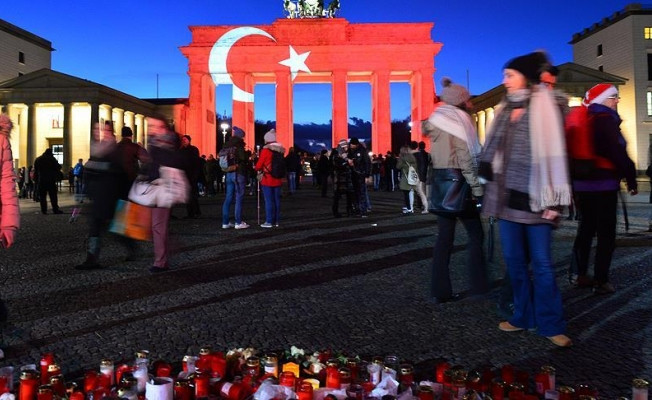 Tarihi Brandenburg Kapısı Türk bayrağının renklerine büründü