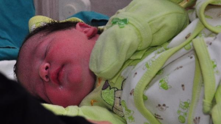Yeni yılın ilk bebeklerinden birine 'Ömer Halis' adı verildi