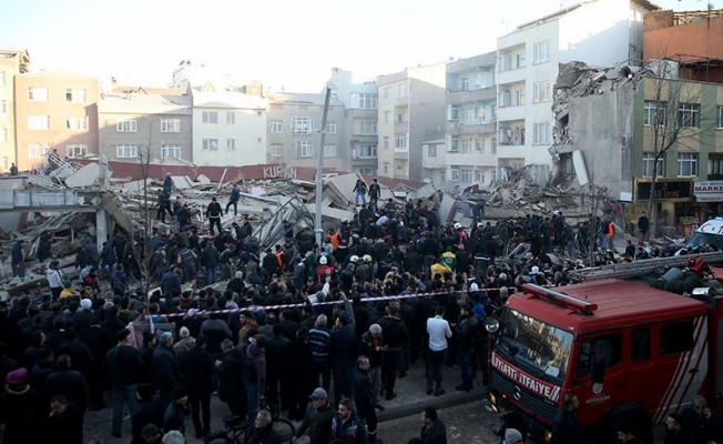 Zeytinburnu'nda bina çöktü