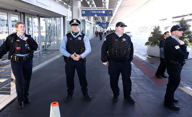 ABD havalimanında, 5 yaşındaki bir çocuk, saatlerce kelepçeli tutuldu
