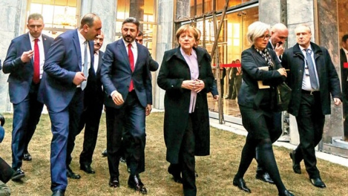 Alman Başbakan Merkel, Gazi Meclis'i gezdi