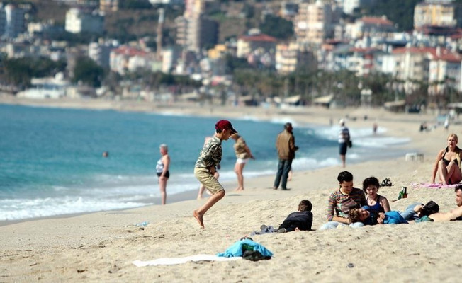 Antalya'da turistler, denizin tadını çıkarmaya başladı