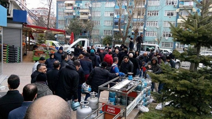 Arıza nedeniyle gaz verilemeyen Samsun'da uzun tüp kuyrukları