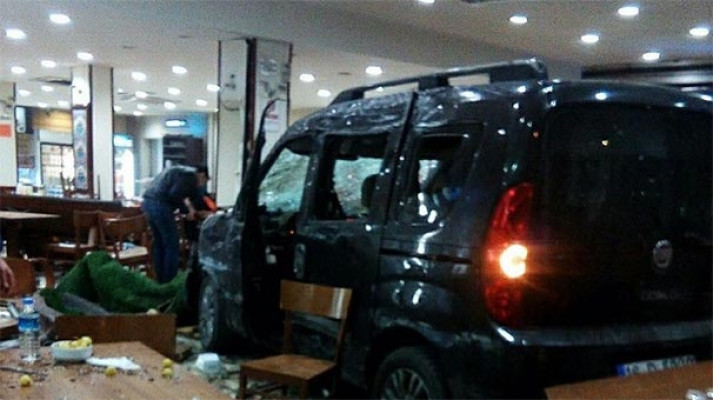 Bursa'da araç restauranta daldı, ikisi ağır dokuz yaralı