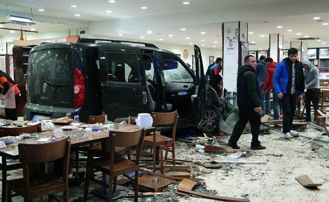 Bursa'da araç restorana girdi: 11 yaralı