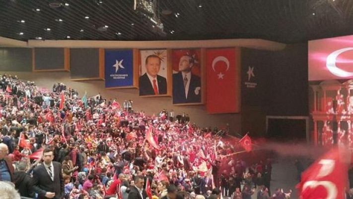 MHP gecesinde 'Erdoğan posteri' rahatsızlığı!