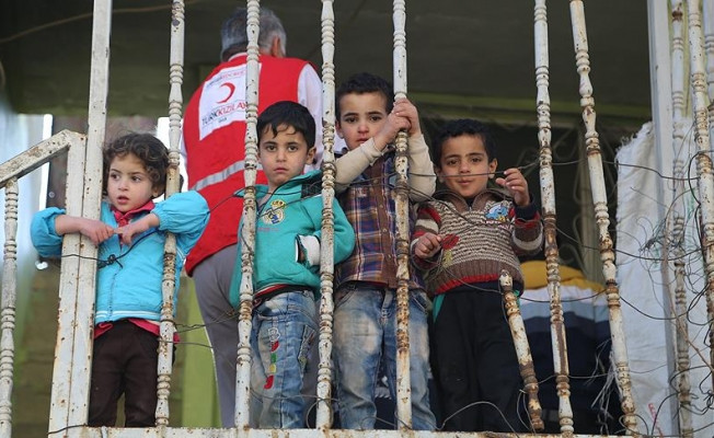 Sınır kapısında bekleyen Suriyeli aileye, Türk Kızılayı sahip çıktı