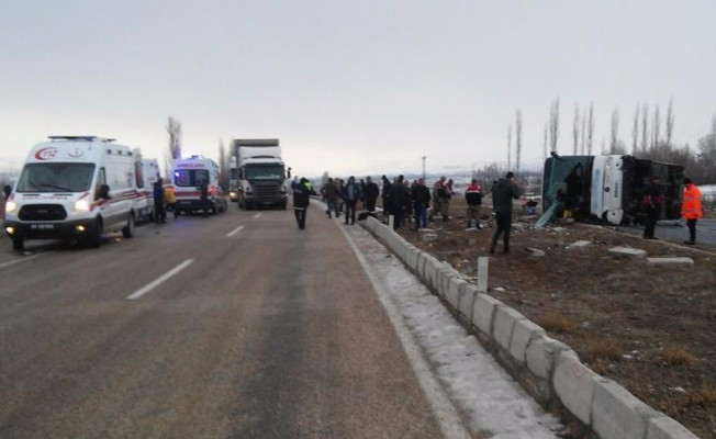 Sivas'ta otobüs devrildi: 1 ölü 36 yaralı