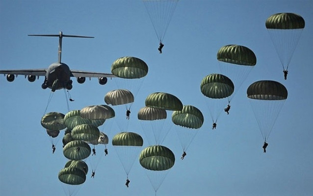 ABD askerleri paraşütle indi Pentagon doğruladı