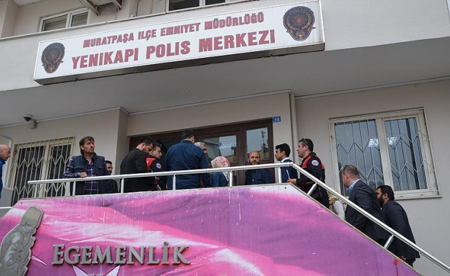 Antalya'da 'evet' standı açan başörtülü gençlere saldırı iddiası