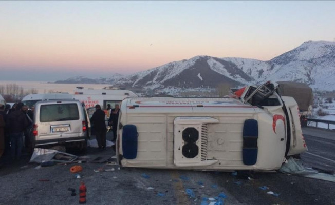 Bitlis'te ambulans ve kamyonet çarpıştı, 4 kişi hayatından oldu