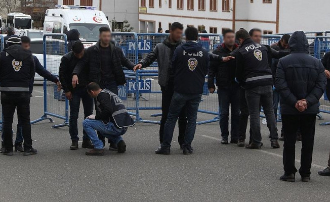 Diyarbakır'daki nevruz olayında 2 polis görevden uzaklaştırıldı