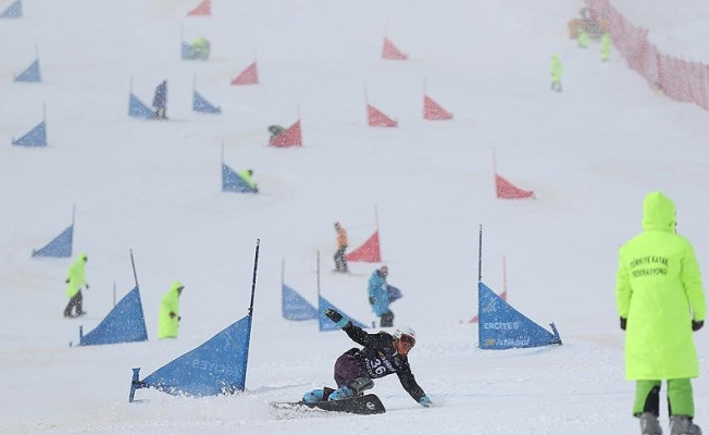 FIS Snowboard Dünya Kupası final etabı gecikmeli başladı video izle