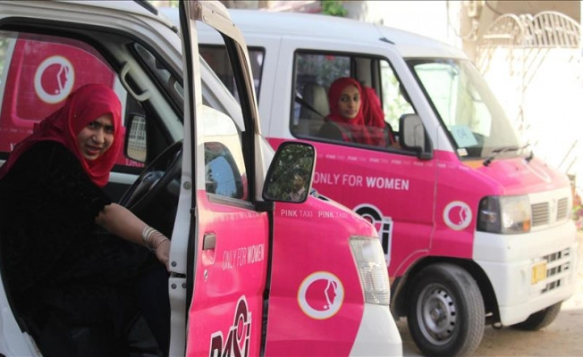 Pakistan’da kadınlara özel pembe taksi
