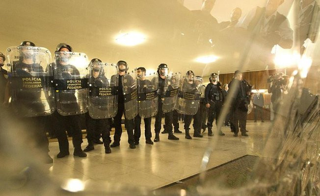 Brezilya'da protestocu polisler ile meclis polisi arasında arbede