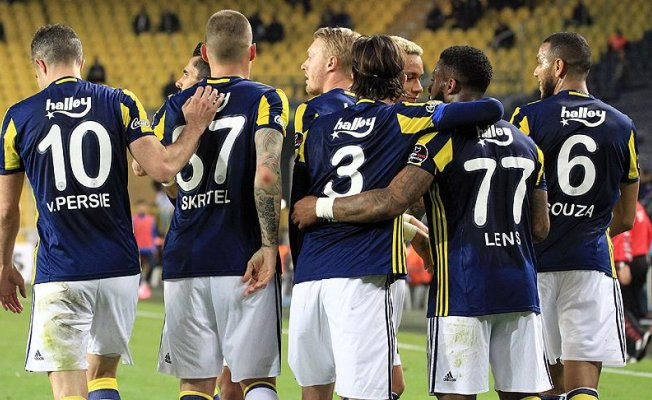 Fenerbahçe  Akhisar Belediyespor önünde 3 golle güldü