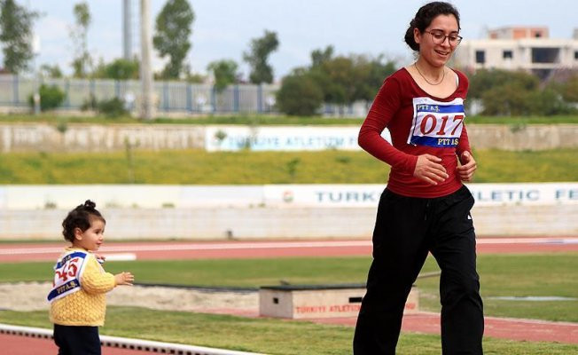 Kadın postacı 1,5 yaşındaki kızıyla yarıştı