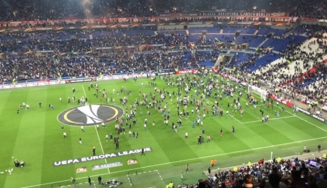Lyon Beşiktaş maçı öncesi tribünlerde kavga çıktı taraftar sahaya indi
