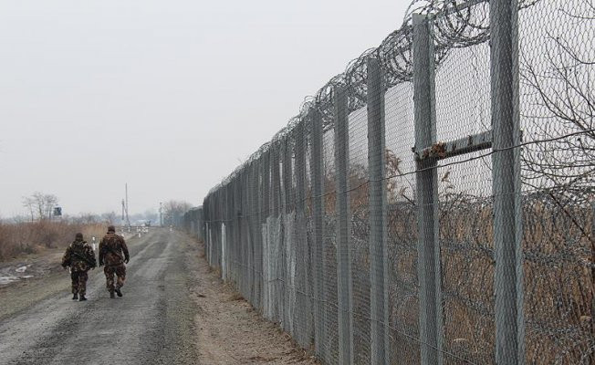 Macaristan Sırbistan sınırına ikinci tel örgüyü çekti